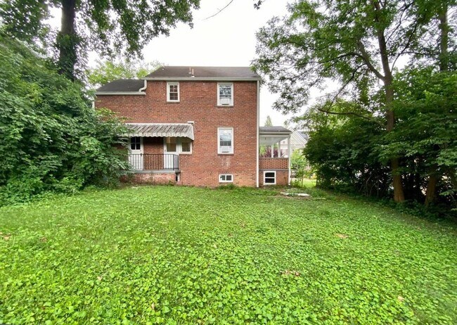 Building Photo - Adorable 3 Bedroom, 1 Full Bathroom Close ...