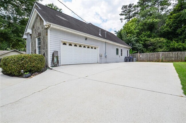 Foto del edificio - 223 Windsong Ln SW