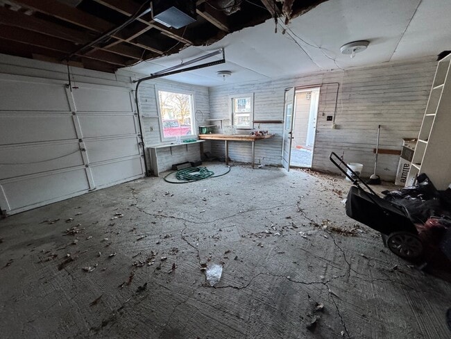 Building Photo - Cozy Updated 2-Bed Home with Garage