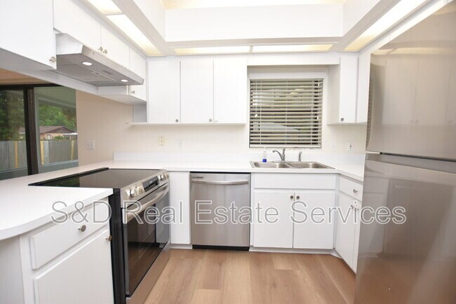 Building Photo - 2220 Maple Hill Ct