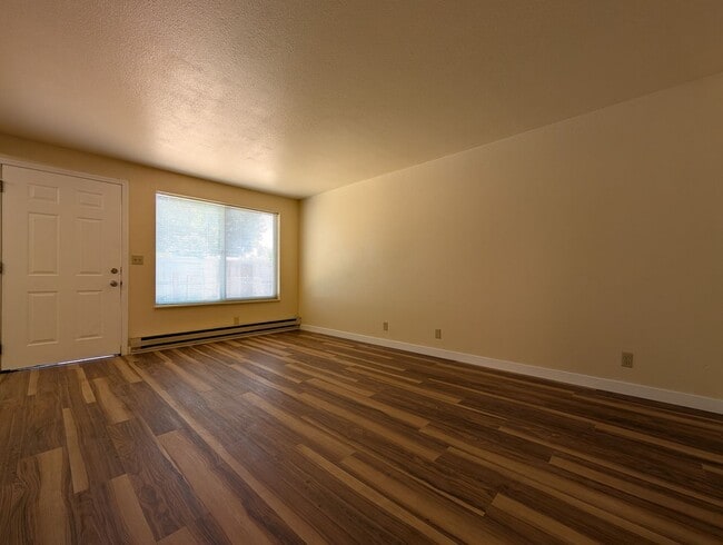 Building Photo - Great 1 bedroom duplex with large yard and...