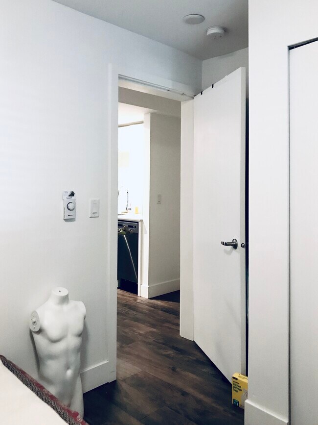 Photo du bâtiment - Kie's Place – Modern West End Living with Magnificent Views