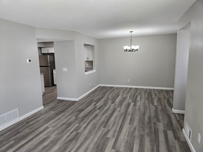 Building Photo - 9431 Ranchview Ln N