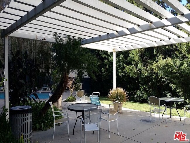 Foto del edificio - 570 N Rossmore Ave