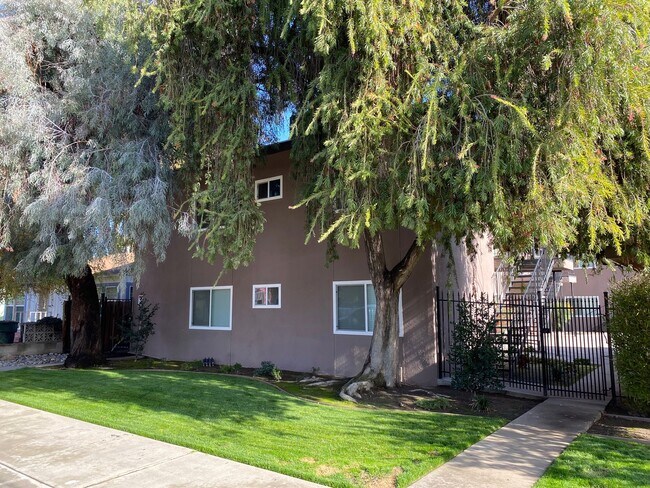 Building Photo - 718 N Floral St