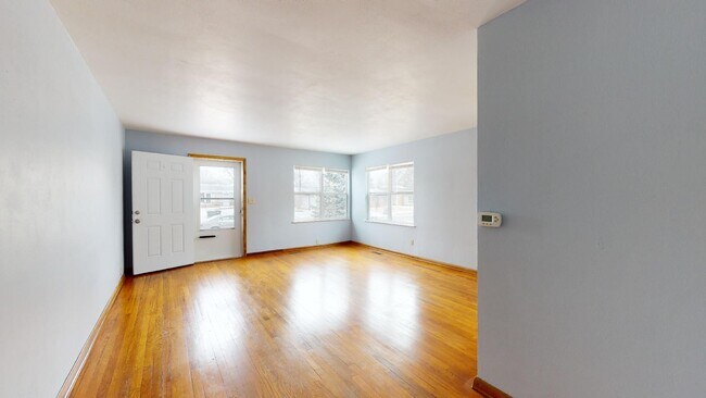Foto del edificio - Spacious Two Bedroom with TONS of storage
