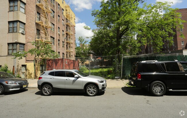 Building Photo - 611 Thwaites Pl
