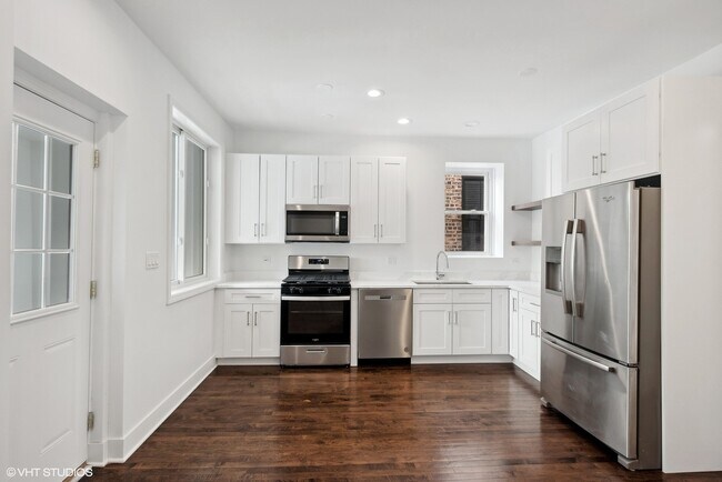 Foto del edificio - 2229 W Augusta Blvd