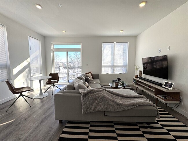 Building Photo - 302 Broadway