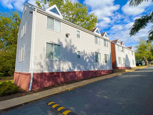 Building Photo - Forest Street Apartments
