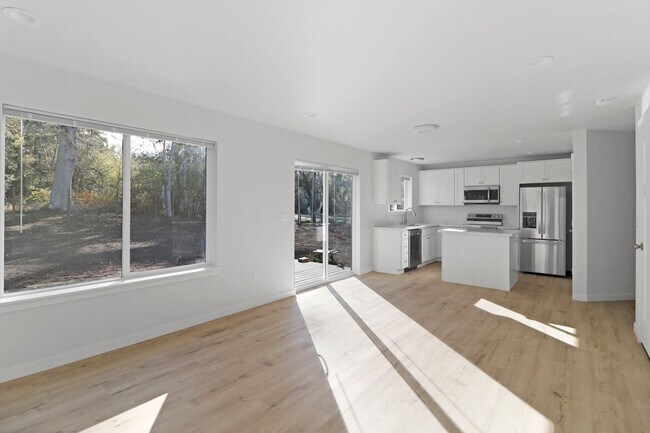 Building Photo - 1299 Russell Dr