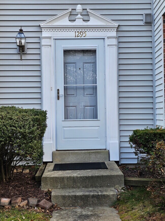 Foto del edificio - 1295 Elm Grove Cir