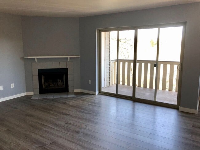 Building Photo - 2 Bedroom 2 Bath Condo Overlooking a Green...