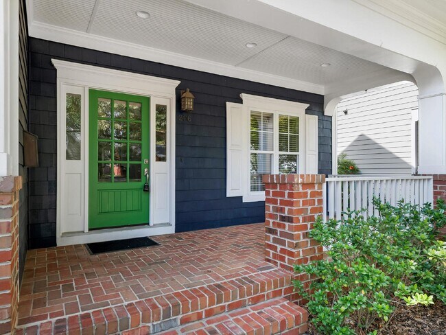Foto del edificio - Super cute bungalow in Chantilly with rocking chair front porch!