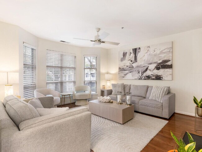 Foto del edificio - Charming Dilworth Condo in Olmsted Park – Walkable, Updated, Furnished Option Available. Pool Views!