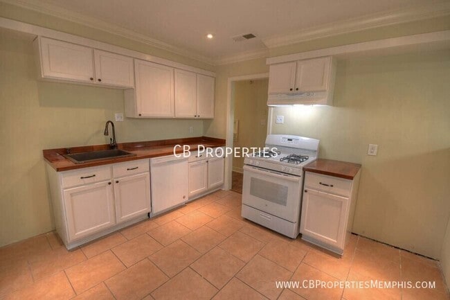 Building Photo - Gorgeous Remodeled home in perfect part of...