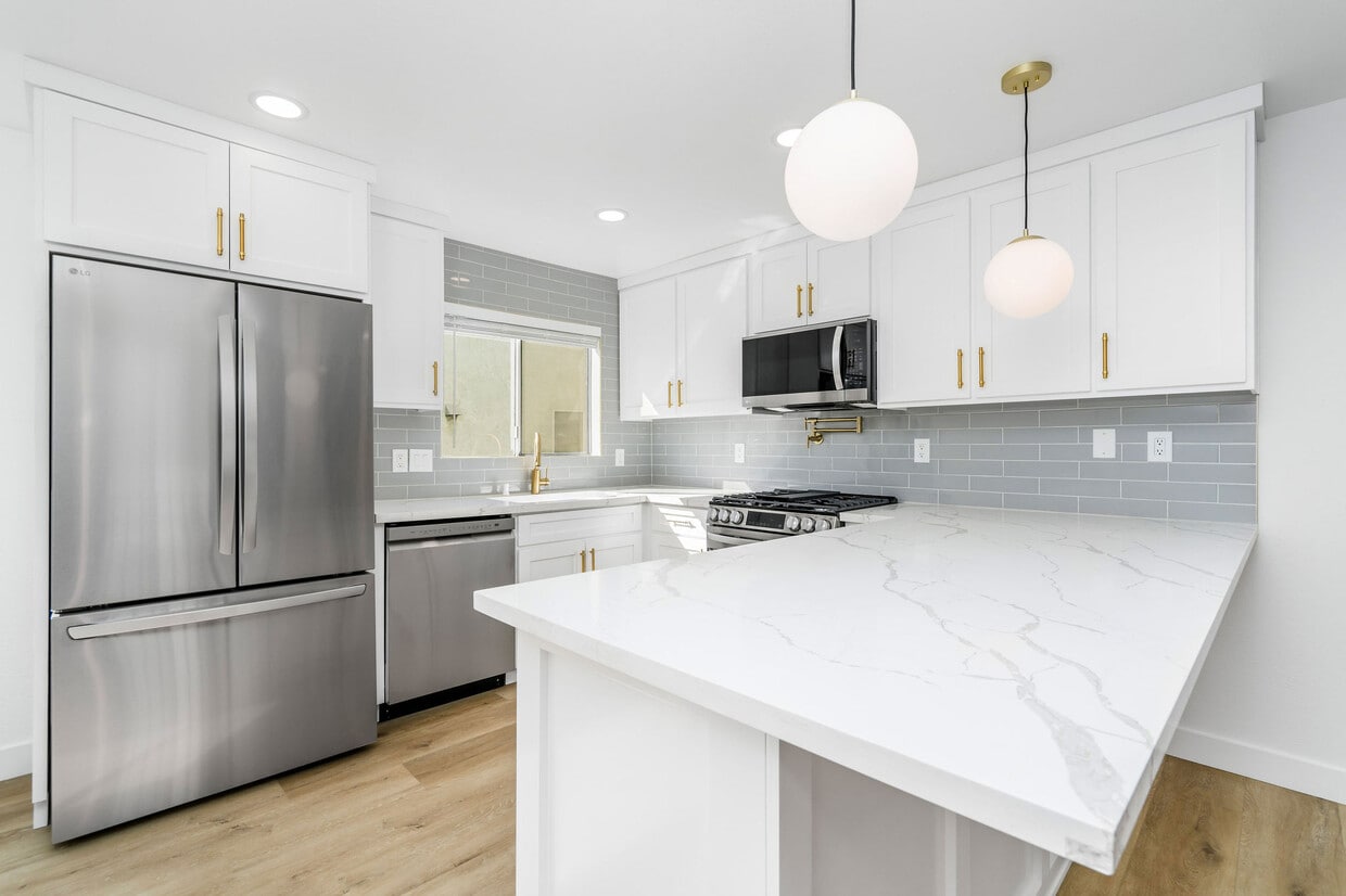 De Soto Luxury Townhomes Apartments in Canoga Park, CA