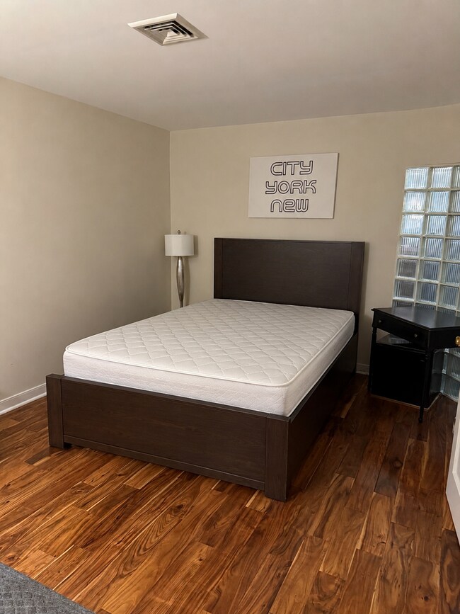 Foto del edificio - 328 W Market St