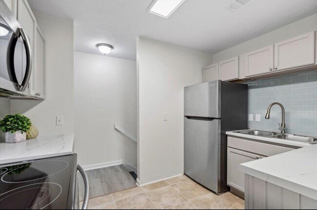 Building Photo - 1329 Airport Dr