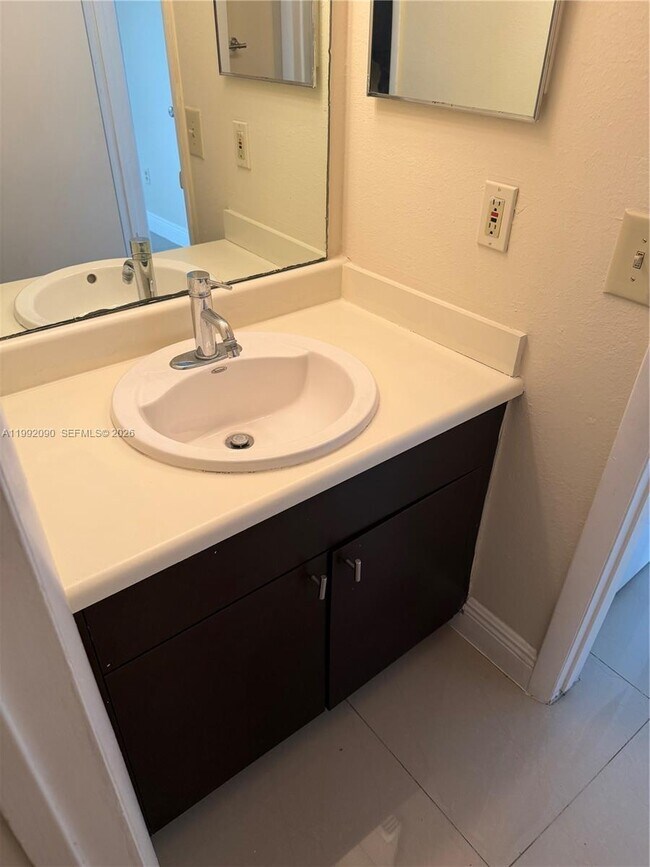 Foto del edificio - 1211 S Independence Dr