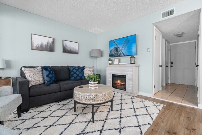 Foto del edificio - Desoto Courts | Townhome | Furnished