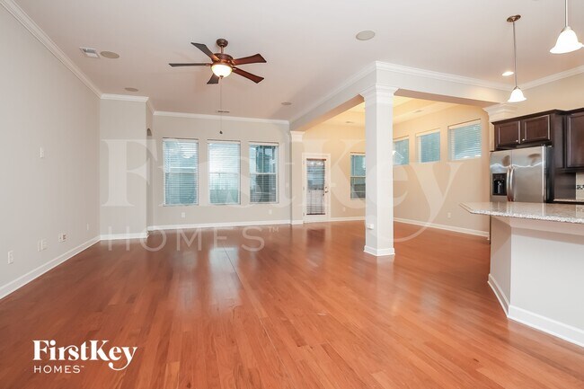 Foto del edificio - 215 Topsaw Ln