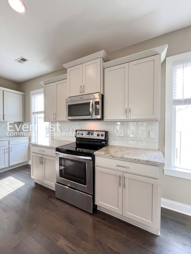 Building Photo - Spacious 3-Bed/3.5 Bath Townhome/ Available Now!