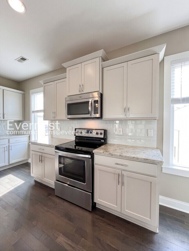 Foto del edificio - Spacious 3-Bed/3.5 Bath Townhome/ Available Now!