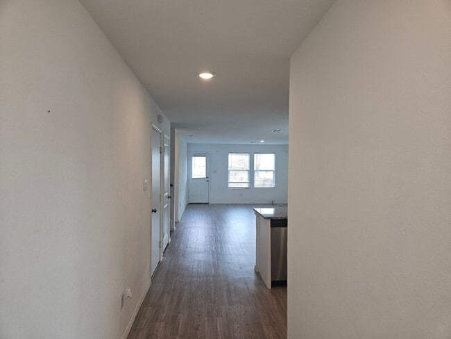 Foto del edificio - 4 Bedroom with 2 car garage