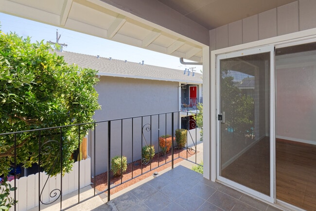 Building Photo - Pinecrest Villas