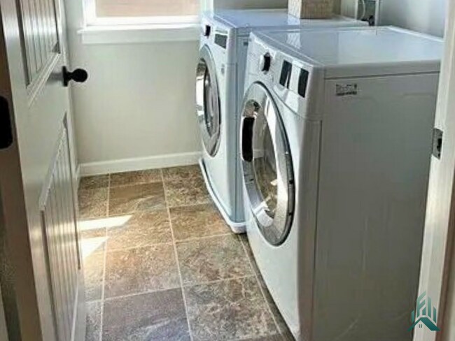 Building Photo - Pet-friendly 4 bedroom, 2.5 bathroom Home in Adair Village