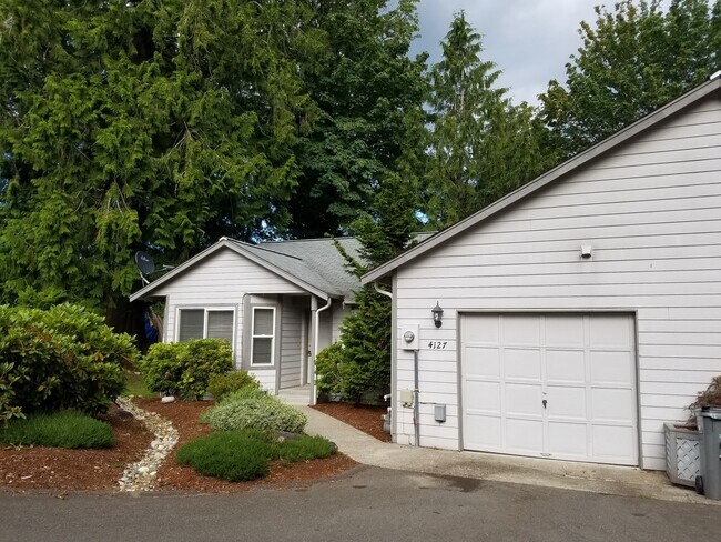 Building Photo - Updated 3 Bedroom 2 Bath Duplex In East Port Orchard