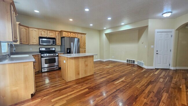 Foto del edificio - 2718 N Elm Dr