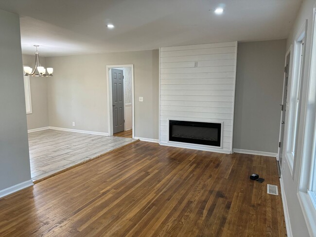 Building Photo - Beautifully Renovated 3-Bedroom Home with ...