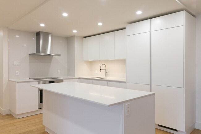 Building Photo - 4800 Maisonneuve Blvd W