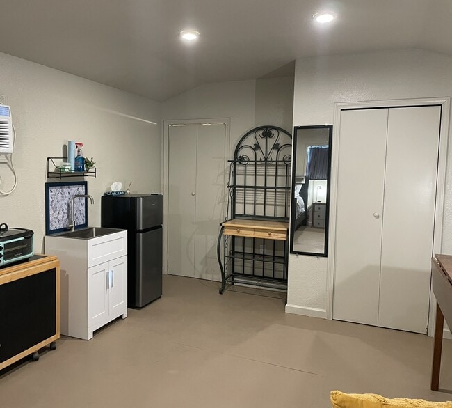 Building Photo - Cabin A