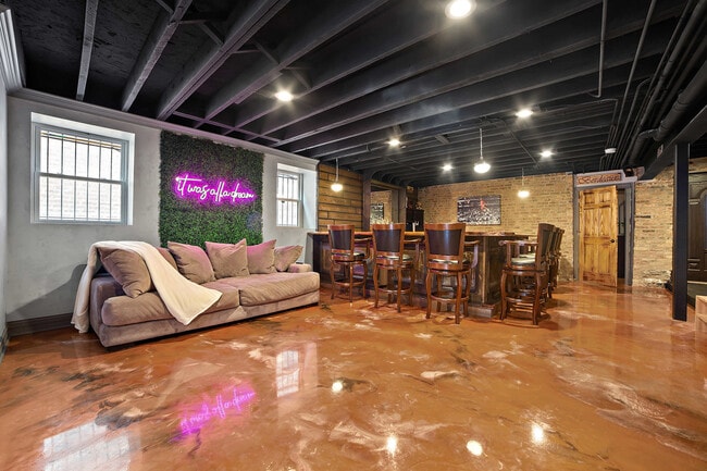 Building Photo - 2130 W Washington Blvd