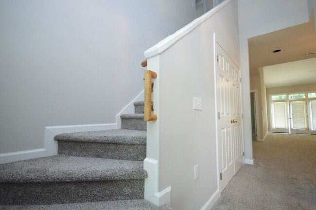 Building Photo - 3319 Philmont Dr