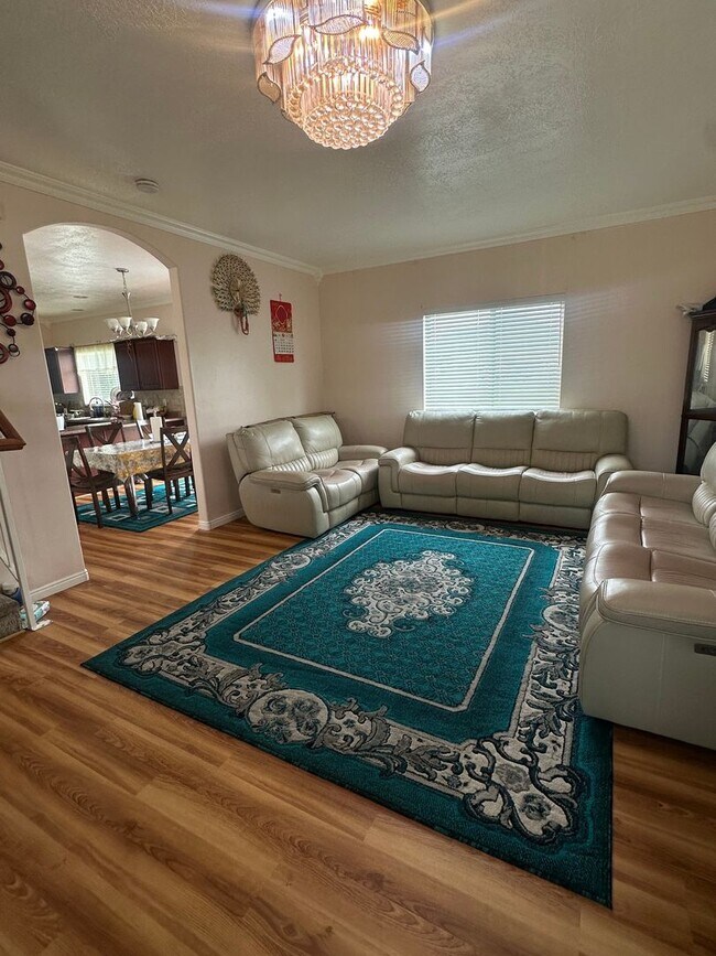 Building Photo - Gorgeous Home!!!