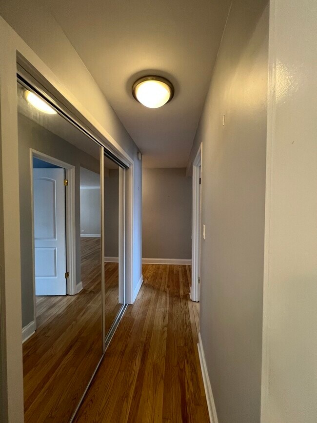 Foto del edificio - 2400 W Balmoral Ave