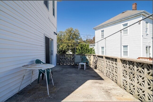 Building Photo - 24 Blaine St