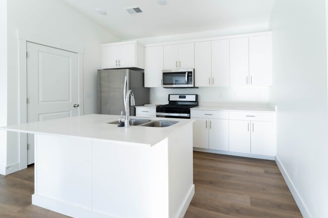 Building Photo - 459 W 15 S