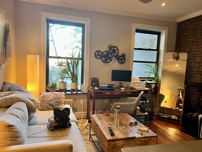 Foto del edificio - 273 W 10th St