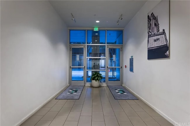 Foto del edificio - 630 W 6th St