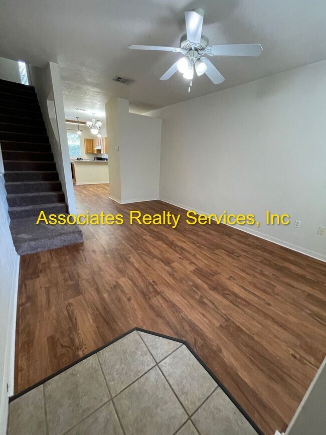 Building Photo - Close to Campus!! 2Br/2.5Ba-  2 Weeks Free...