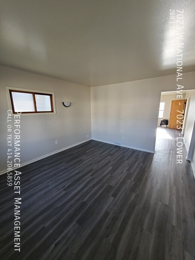 Building Photo - Beautiful 2BED/1BATH West Allis Lower