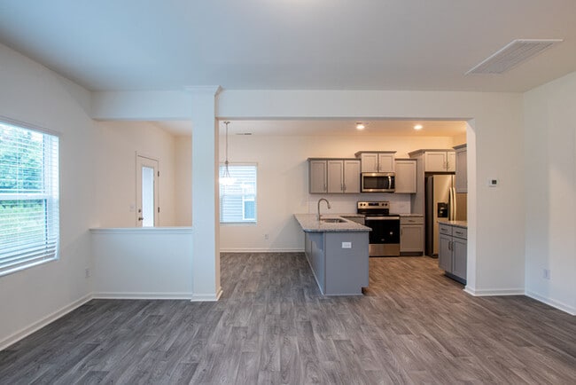 Building Photo - BEAUTIFUL 3 Bedroom in Midland Available A...