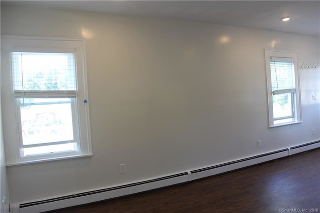 Building Photo - 122 River Rd Ext