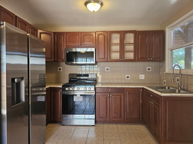 Foto del edificio - 4 Bedrooms and 3 Bathrooms in Winnetka