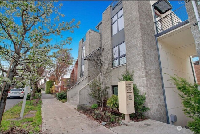 Building Photo - $500 off 1 mo rent w move in by 10/1.  Wel...